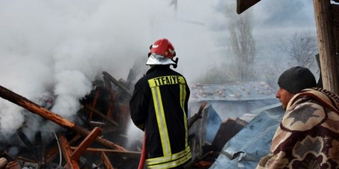 Sabah evi yanan vatandaş koşarak oy kullanmaya gitti